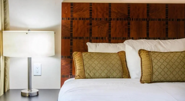 Люкс с балконом The Vendange Carmel Inn & Suites