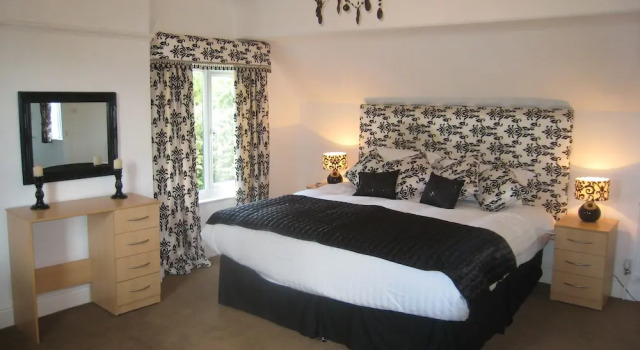 Arden Hill Farm House - Sleeps up to 16 - Snooker Table - HOT TUB, Забронировать Фермерский дом Отели Уорикшир с парковкой, Парковка