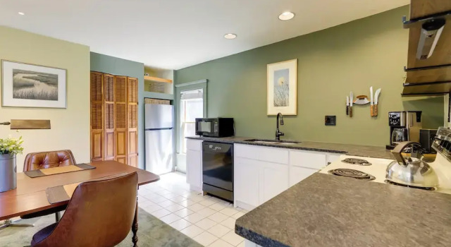 Коттедж Shared Hot Tub: Historic Cottage, Walk to Elm Park