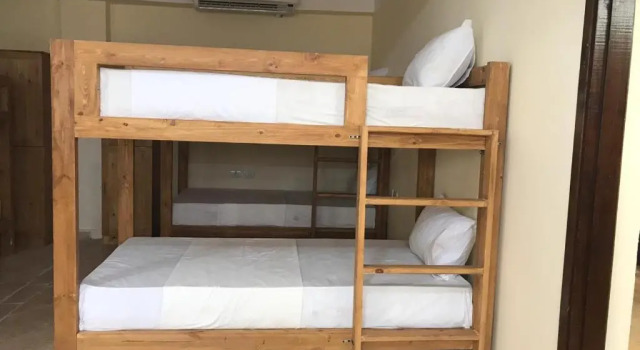 Кровать в общем номере Alaska Camp & Hotel