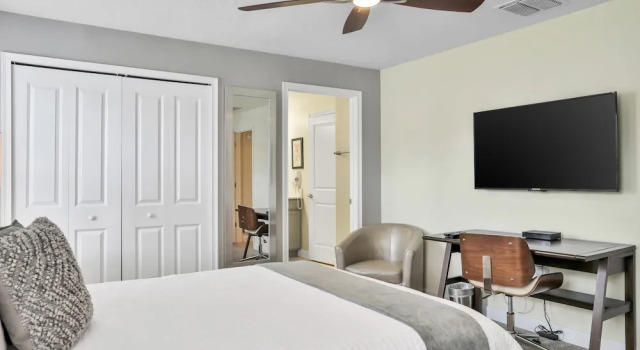 Modern Luxury Townhome With hot tub & Private Pool - Near Theme Parks, Varaa Lomakoti Huvilat kohteessa Florida, Villa