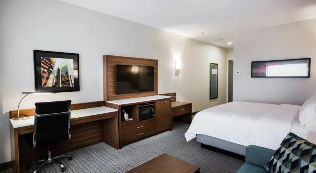 Двухместный номер Deluxe Holiday Inn Hotel & Suites Calgary South - Conference Ctr by IHG