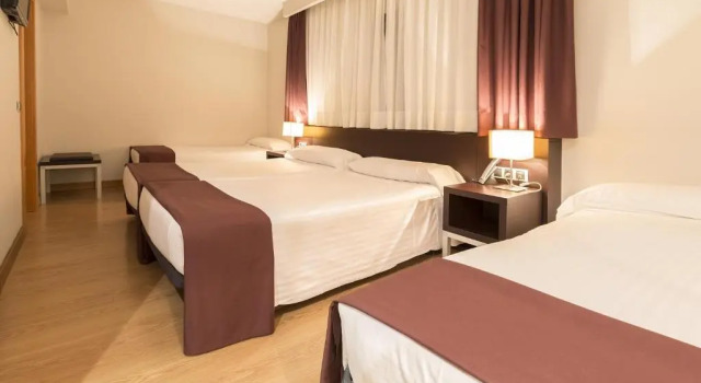 Четырёхместный номер Hotel Plazaola