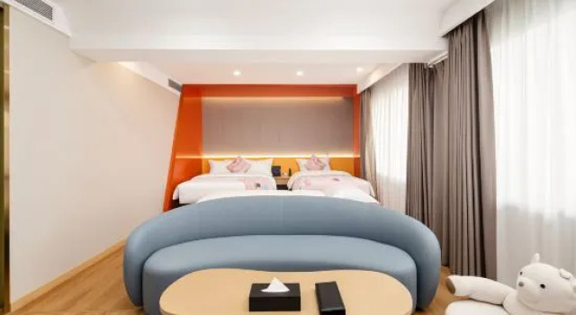 Кровать в общем номере New Travel Golden Valley Hotel
