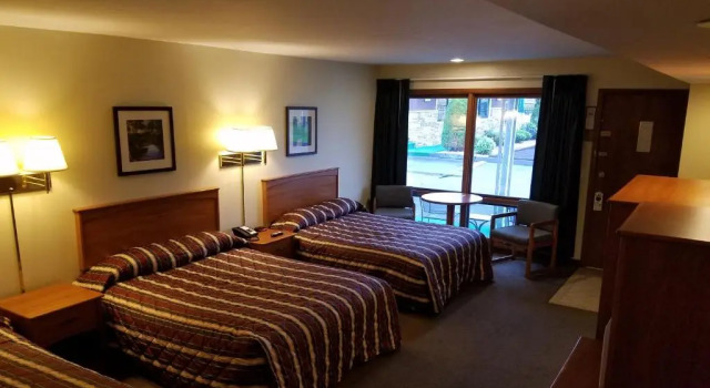 Трёхместный номер Standard Black Hawk Motel & Suites
