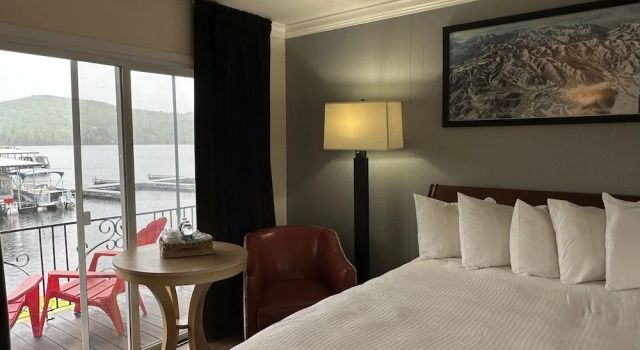 Четырёхместный номер Superior с балконом и с видом на озеро Gauthiers Saranac Lake Inn