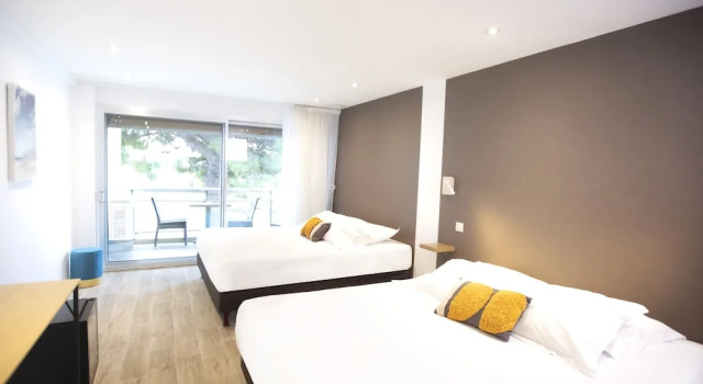 Четырёхместный номер Standard с балконом Tiercé Hotel