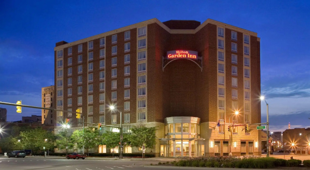 Кровать в общем номере Hilton Garden Inn Detroit Downtown