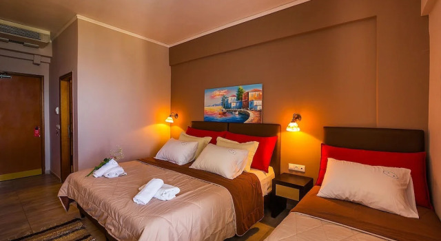 Трёхместный номер Standard с балконом и с видом на город Kyparissia Beach Hotel