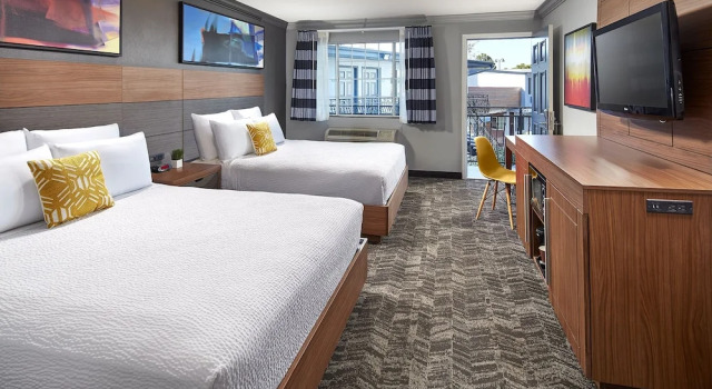 Четырёхместный люкс Standard Studio Inn & Suites at Promenade Downey