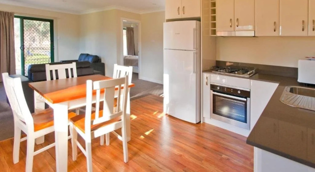 Wagga Wagga Beach Caravan Park, Забронировать Отель Отели Уогга-Уогга 4 звезды, рядом с Национальная галерея изделий из стекла, 4*