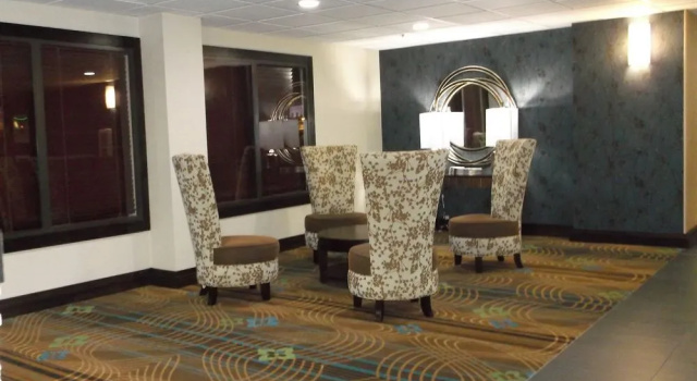 Holiday Inn Express Hotel & Suites Bentonville by IHG, Забронировать Отель Бентонвилл Northwest Arkansas