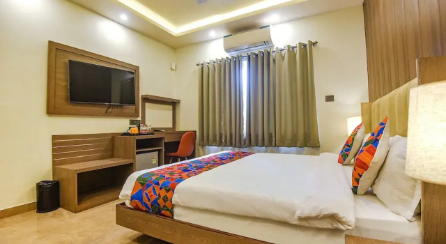 Номер Luxury FabHotel Prime PAS Resorts - A Lake View Hotel