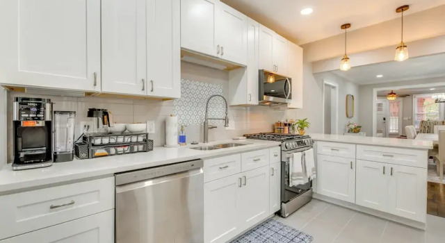 Коттедж 3 Mi to Mercedes-benz! ATL Home w/ Fenced Yard
