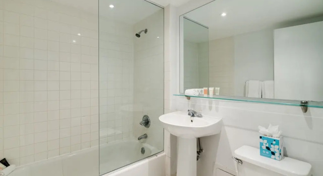 Двухместная студия Crest Hotel Suites