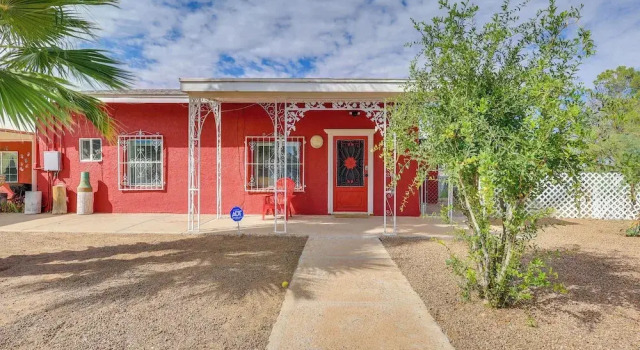 Walk Downtown: Authentic Adobe Home in Las Cruces!, Забронировать Дом для отпуска Лас-Крусес Нью-Мексико