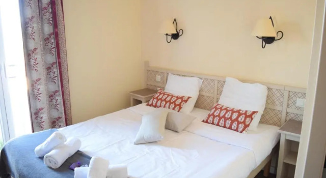 Bastidon with terrace - residence with POOL, Забронировать Отель Мальмор Буш-дю-Рон
