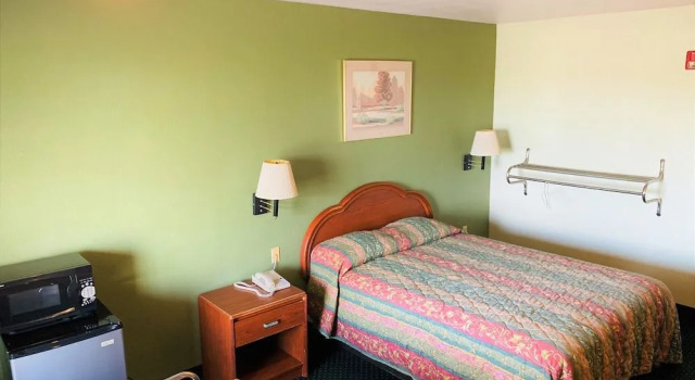 Pine Point Inn & Suites, Prenota Hotel Smithville Texas