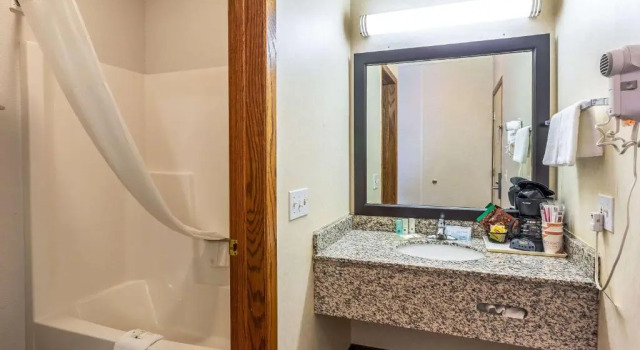 Номер Standard Quality Inn Lakefront