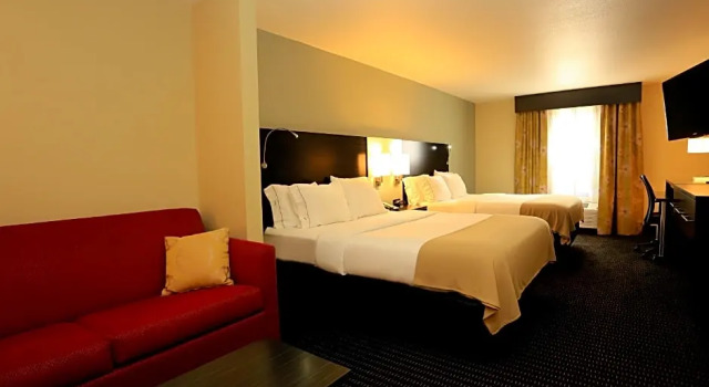 Четырёхместный люкс c 1 комнатой Holiday Inn Express & Suites Marion Northeast by IHG