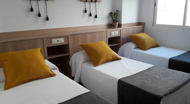 Трёхместный номер Standard Hostal Cervantes Playa