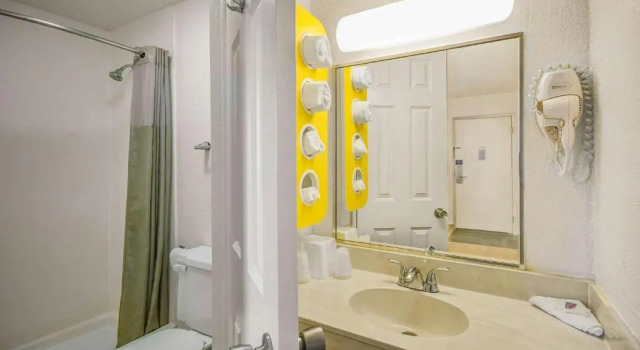Четырёхместный номер Standard Motel 6-North Ridgeville, OH - Cleveland Intl Airport - N Ridgeville