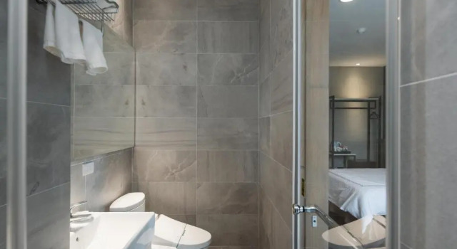 Четырёхместный номер Standard с балконом Tianli Hotel