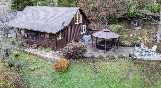 Коттедж Artful Craftsman by Avantstay Sleeps 12 Hot Tub, Firepit, and Pond Gatlinburg + National Parks