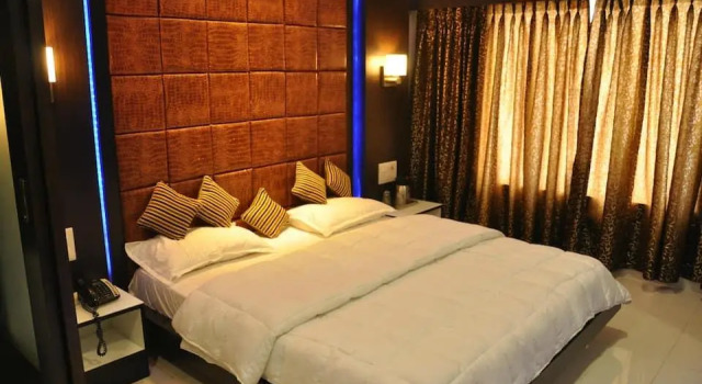 Hotel Stay Inn, Rezerwuj Hotel Hotele w Surat z parkingiem, Parking