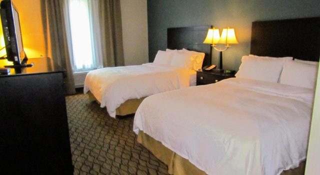 Четырёхместный номер Standard Holiday Inn Express Hotel & Suites Cadillac by IHG