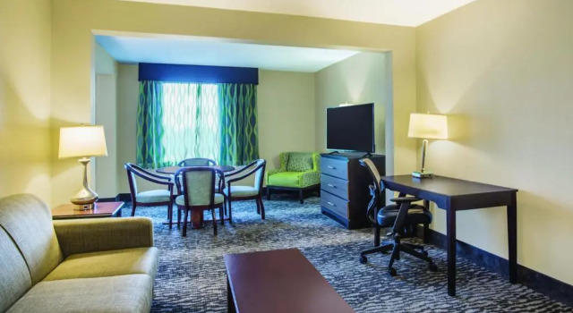 Люкс с видом на бассейн La Quinta by Wyndham Clearwater South