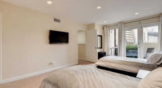 2BR 2 5BA Stunning Townhouse in Downtown Austin by RedAwning, Забронировать Отель Отели Остина 3 звезды, рядом с Lamar Beach, 3*