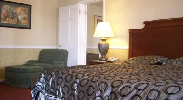 Alpine Inn & Suites Rockford, Забронировать Отель Рокфорд Иллинойс