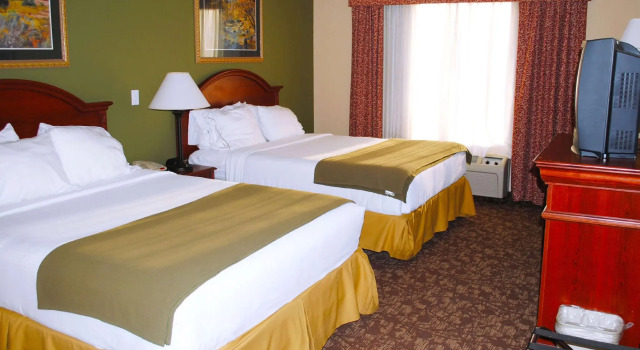 Четырёхместный номер Standard Magnuson Hotel Commerce