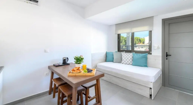 Апартаменты с балконом Kellys Luxury Apartments