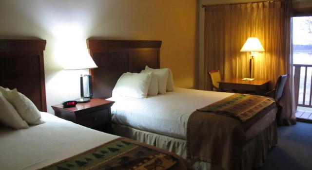 Четырёхместный номер Standard с видом на озеро Best Western Lake Lucille Inn
