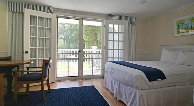 Двухместный номер Premium с балконом Colonial Inn Harbor Springs