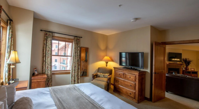 Comfortable 1 Bedroom Slopeside Condo - No Cleaning Fee! by RedAwning