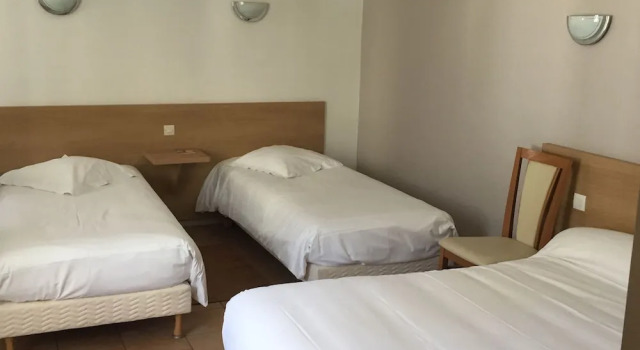 Четырёхместный номер Comfort Hôtel Du Commerce