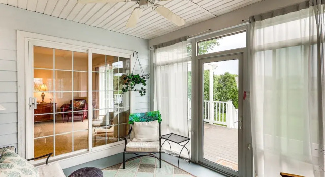 5 Mi to Beach: Lewes Home w/ Deck & Pond View, 예약 휴가용 주택 루이스 