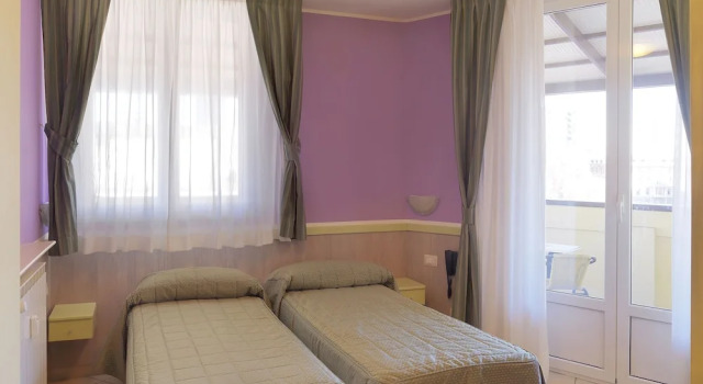 Четырёхместный номер Standard с балконом Hotel Arco Romana