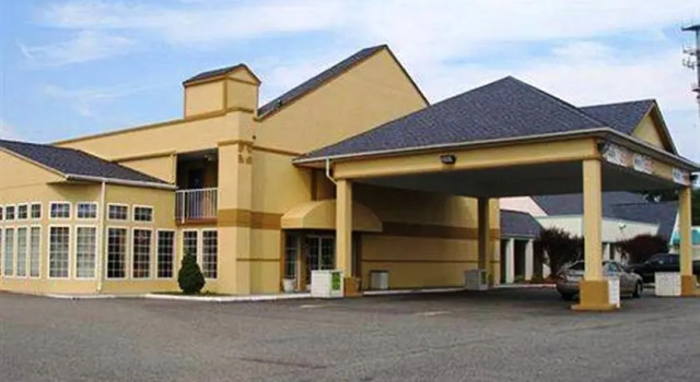 Hampton Bay Plaza & Suite