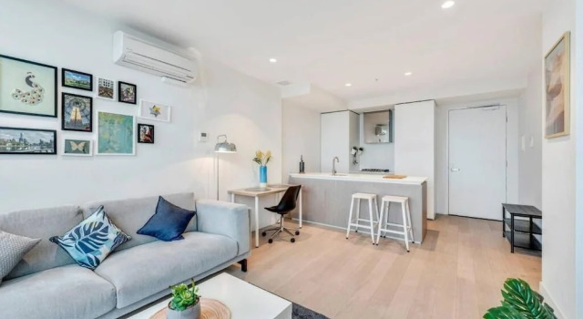Melboune City EQ tower 1 Bedroom Apartment with skyline view by KozyGuru