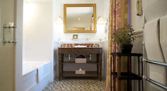 Номер Superior с красивым видом из окна Airelles Gordes, La Bastide