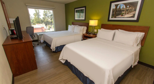 Четырёхместный номер Standard Holiday Inn Express Guadalajara Aeropuerto by IHG