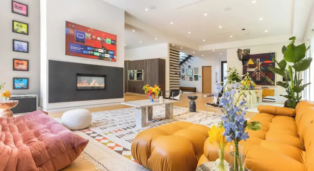 Luxe Weho Villa, Walk to Melrose Ave, Pool + Hot Tub North Vista by Avantstay