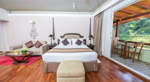 Номер Deluxe с балконом Earls Regent Hotel