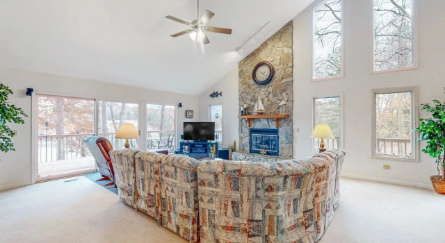 A Kerr Home - Waterfront Home With Private Dock, Lake Views, Kayaks, Paddleboat, & Pool Table, Book Feriehus Sommerhuse i Virginia, Hytte
