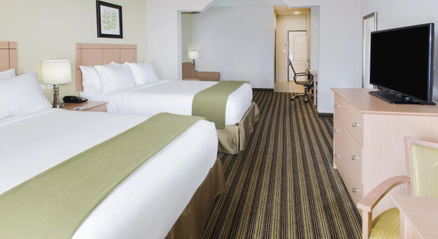 Четырёхместный люкс Holiday Inn Express Hotel & Suites Alvarado by IHG