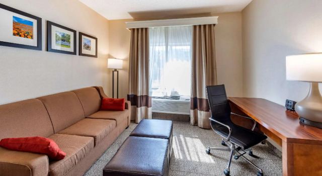 Двухместный люкс Comfort Suites Near Six Flags Magic Mountain